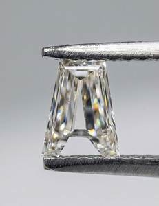 Diamantes cultivados en laboratorio con corte de letras del alfabeto de la A a la Z, blancos brillantes, claridad VVS, todas las tallas y formas disponibles en su pedido personalizado. - Product Image 1