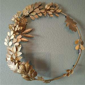 Guirnalda de Pared de Hojas Metálicas Doradas de Lujo, Aro Floral de Hierro Moderno, Adorno Colgante para Decoración del Hogar, Sala de Estar, Bodas y Navidad - Product Image 1