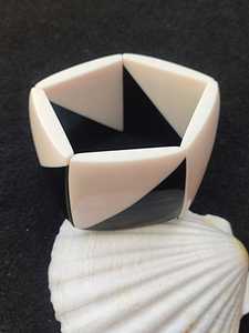 Bracelet jonc géométrique moderne en résine, forme cube noir et blanc, bijou tendance, design poli, objet de collection - Product Image 4