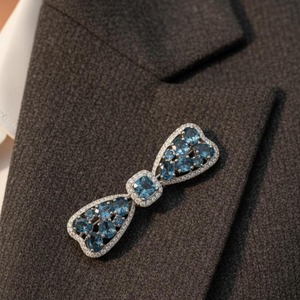 Broche Minimalista de Topacio Azul con Lazo, Chapado en Oro de 14k, Broche de Lujo para Boda o Cóctel, Broche Único con Diamantes para Mujer y Hombre - Product Image 3