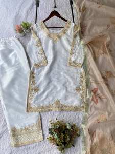 Exclusif et tendance pour la saison des mariages : notre ensemble en soie comprenant un haut brodé de sequins, un pantalon palazzo et un dupatta. - Product Image 3