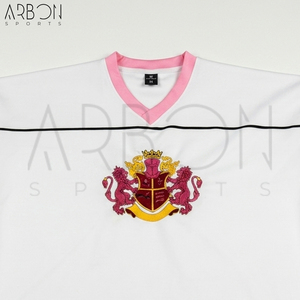 เสื้อเจอร์ซีย์อเมริกันฟุตบอลแขนสั้นสีขาวและชมพูลายตราสัญลักษณ์รอยัล ไซส์พลัส  งานพิมพ์แบบรีดร้อน คุณภาพดีจากซัพพลายเออร์ที่เชื่อถือได้  ทันสมัยและเป็นเทรนด์ใหม่ - Product Image 5