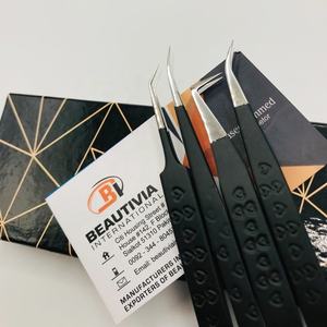 Pinzas de extensión de pestañas de acero sostenible con estampado de corazón recubierto de polvo negro Logotipo de impresión personalizado con caja de embalaje - Product Image 3