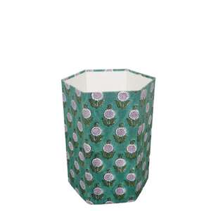 Cubo de basura de cartón DIY con estampado floral hecho a mano en tela de algodón verde, un proyecto divertido y creativo para decorar una casa - Product Image 1