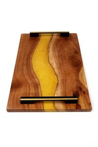 Bandeja de servir hecha a mano con resina epoxi dorada y madera maciza de acacia, perfecta para quesos, charcutería y regalos personalizados. - Product Image 6