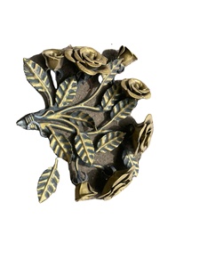 Adorno de Flor de Rosa de Hierro Dorado Soldado, Moderno y Hecho a Mano, para Decoración del Hogar y Oficina, Hecho en Vietnam - Product Image 2