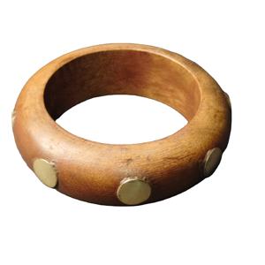 Bracelet en bois épais et arrondi avec clous circulaires surdimensionnés en laiton, style punk, bijoux ethniques faits à la main, haute durabilité - Product Image 1