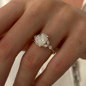 Bague en diamant de laboratoire allongé de 3 carats, inspirée de la nature, avec motif brindille et feuille, certifiée IGI - Product Image 2