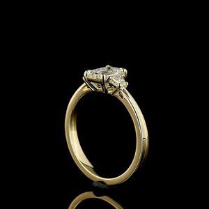Anillo de Tres Piedras con Diamante de Corte Esmeralda Cultivado en Laboratorio, Certificado por IGI, Diamantes Laterales Trapezoidales, Oro 10K 14K 18K, Plata 925 935, para Compromiso o Boda - Product Image 4
