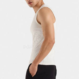 Camiseta sin mangas de diseño de color sólido para hombre, chaleco deportivo para entrenamiento deportivo y comodidad diaria. - Product Image 3