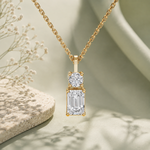 Collier pendentif de luxe élégant Toi et Moi pour fiançailles et mariage avec diamants de laboratoire ronds et baguettes en or 10 carats blanc incolore - Product Image 4