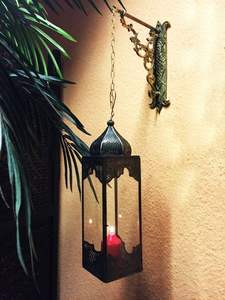 Farol de hierro pintado a mano con aspecto envejecido y gran abertura para facilitar la colocación de velas - Product Image 3