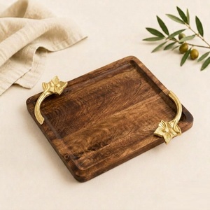 Bandeja de servir hecha a mano de madera de mango con asas decorativas de hoja de latón dorado, tabla rectangular de madera para queso, para mesa de café - Product Image 4