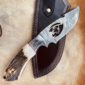 Cuchillo de caza OEM Wirecut de acero de Damasco, tipo Skinner, con mango de asta de ciervo, hoja fija, para camping, actividades al aire libre y EDC, con funda de cuero. - Product Image 1