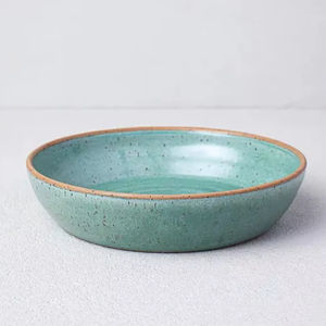 Tazón de Cerámica Verde Espuma de Mar con Diseño Ancho y Bajo, Detalle de Borde Rústico, Duradero, Apto para Alimentos, Ideal para Pasta, Ensaladas y Tapas - Product Image 1