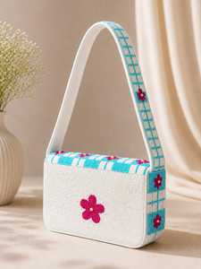 Sac à main artisanal en lin brodé et perlé, motif floral tropical, forme selle, artisanat textile, objet d'art de collection, fermeture à rabat - Product Image 3