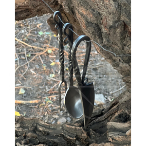 Ensemble de couverts de camping à manche torsadé avec couteau, cuillère et fourchette dans une pochette en cuir pour la cuisine en plein air, couverts médiévaux en fer forgé à la main - Product Image 3