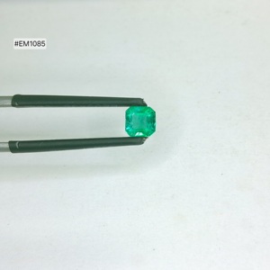 Pierre précieuse émeraude verte en gros de Zambie, forme octogonale, 0,70 ct, pierre calibrée non montée pour bagues, pendentifs et bijoux personnalisés - Product Image 1
