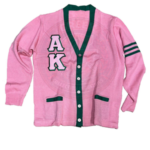 Suéter de punto acrílico para mujer y hombre, estilo universitario, con logo griego de la hermandad Alpha, ribete verde, manga larga, diseño collage, color rosa. - Product Image 1