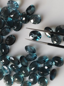 Pierres précieuses naturelles Red Mountain Gems, topaze bleue de Londres, taille ovale 10x8MM, pierres précieuses en vrac provenant du Rajasthan pour la fabrication de bijoux - Product Image 1