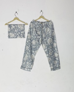 Ensembles de pyjama en satin de coton très demandés, style vintage, col rabattu, boutonnés, imprimés à la main, respirants et à séchage rapide - Product Image 4