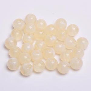 Cuentas redondas de resina blanca sueltas para la fabricación de joyas de la colección Hecho a Mano - Product Image 1