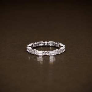 Bague éternelle en or 18 carats avec diamants de laboratoire taille émeraude et taille brillant rond, certifiée VVS2, pour mariage - Product Image 1