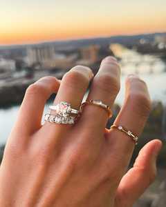 Bague de fiançailles moderne en or massif 14 carats avec diamant de laboratoire de 2 carats, trois pierres, taille baguette, sertie sur les côtés, style ancienne mine, pour mariage - Product Image 2