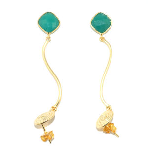 Boucles d'oreilles pendantes en laiton plaqué or 24 carats, style minimaliste, avec onyx vert taillé en spirale, forme coussin, monture closée - Product Image 3