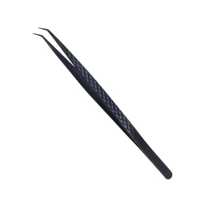 Pince à épiler à pointe incurvée, pince à épiler à angle de 45 degrés, pince à épiler légère en acier inoxydable, couleur noire avec étui, logo personnalisé - Product Image 1