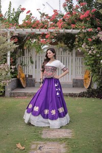 Lehenga Choli de algodón de diseñador para Navratri, con flores de loto, adornos de Gota y encaje con espejos, ropa festiva india para Garba y Dandiya. - Product Image 2