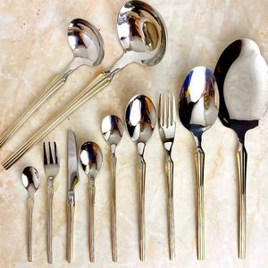 Ensemble de couverts en métal impeccable, conçu avec précision pour une manipulation équilibrée et des repas élégants - Product Image 4