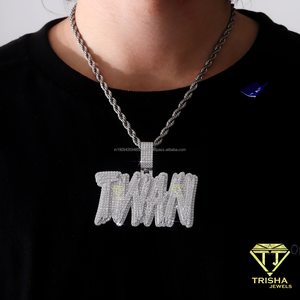 Colgante con inicial de diamante cultivado en laboratorio, con detalles de piedras brillantes y cadena de cuerda, joyería hip hop para venta al por mayor. - Product Image 2