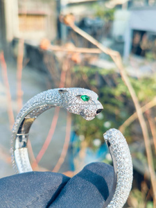 Brazalete Premium con Cabeza de Pantera y Diamantes, Ojos Verdes, Totalmente Cubierto de Diamantes, Diseño Animal en Oro Blanco, Joyería Hip Hop Brillante - Product Image 2