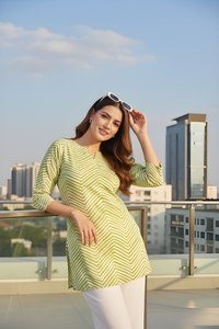 เสื้อทูนิคผ้าฝ้ายผสมลายเชฟรอนสีเขียวอ่อนสำหรับผู้หญิง คอกลม แขนสามส่วน ความยาวปกติ เย็บเต็มตัว ใส่ได้ทุกวัน - Product Image 2