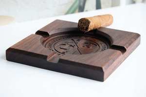 Cenicero de mesa elegante de primera calidad con superficie resistente a los arañazos para uso diario en interiores y exteriores, disponible para la venta. - Product Image 5