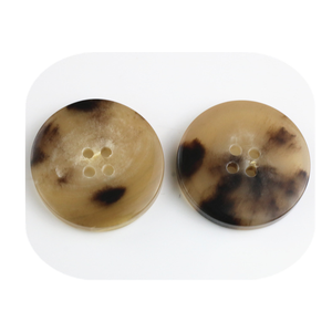Boutons ronds en corne, faits à la main, écologiques, en matériaux organiques, imitation polie, quatre trous, motif marron crème - Product Image 4