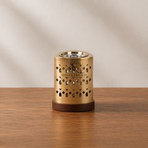 Elegante Quemador de Incienso de Metal con Recortes Geométricos y Base de Madera, Forma Triangular, Decoración Premium para el Hogar en Ramadán, para Uso con Incienso - Product Image 1