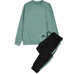 Conjunto corto de ropa deportiva informal de verano de 2 piezas personalizado para hombre, Camiseta y pantalón OEM de peso ligero con logotipo personalizado y patrón sólido - Product Image 1