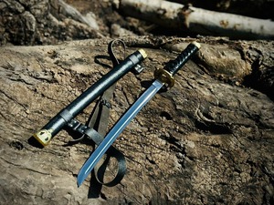 Épée à poignée en cuir noir avec garde doré, lame à pointe, fourreau et sangle - Product Image 5