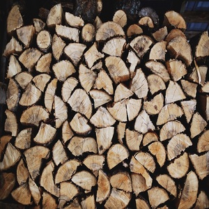 Bois de chauffage en chêne naturel, emballé en vrac, bûches de bois dur séchées et fendues pour le chauffage résidentiel et les achats en gros à l'importation - Product Image 1