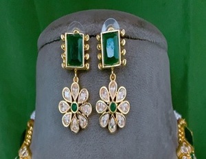 Ensemble collier et boucles d'oreilles de mariage et de fiançailles classiques en moissanite plaqué or de qualité supérieure exclusive pour femmes - Product Image 2