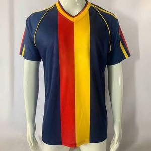 Tenue de football personnalisée en tissu à séchage rapide, maillots et uniformes de football imprimés et uniformes de football simples pour jeunes - Product Image 1