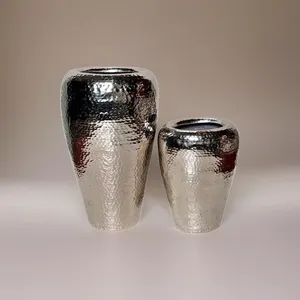 Elegante florero de metal dorado pulido, ideal para bodas, fiestas y eventos formales, que realza la decoración con un toque real. - Product Image 2