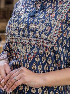 Conjunto Palazzo Azul Marino Elegante con Bordado a Mano y Tela Cómoda, el Más Vendido, Disponible para la Venta - Product Image 2