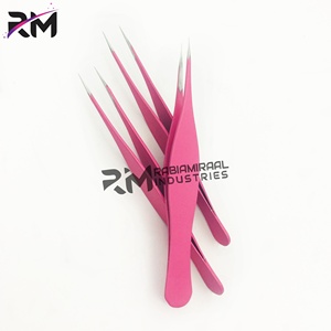 Pinzas de depilar profesionales RMI Private Label, personalizadas, puntiagudas, de acero inoxidable con recubrimiento en polvo rosa, ligeras y de lujo. - Product Image 4