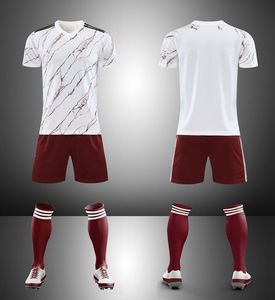 Ensemble maillot et short de foot personnalisé par sublimation, rouge et noir, respirant, polyester, adulte unisexe - Product Image 1