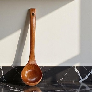 Venta al por mayor de utensilios de cocina antiadherentes con mango ergonómico 2025, juego de cucharas y cucharones de madera de teca natural - Product Image 3