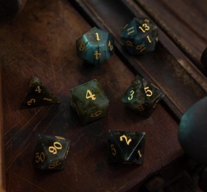Jeu de dés en résine noire, polyédriques scintillants, numérotés, faits à la main, colorés, pour jeux de société - Product Image 1