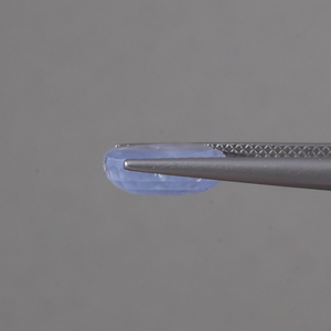 Saphir bleu naturel en vrac de qualité supérieure, 6,43 carats, taille ovale 12 mm, poli à la main, certifié IGI, finition cirée/huileée - Product Image 2